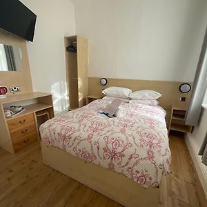 Zimmer mit Kingsize-Bett